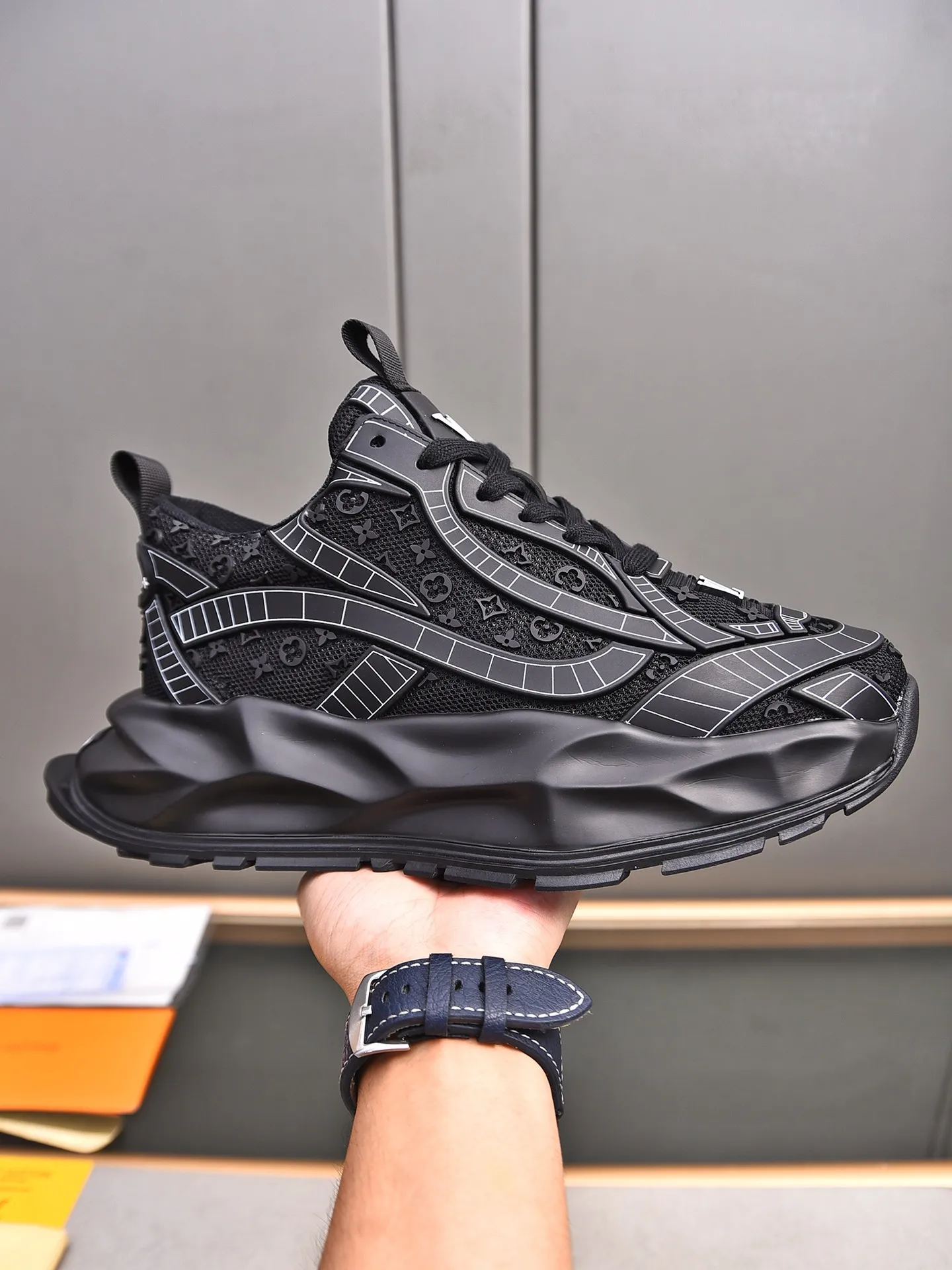 Men's shoes 💰580 📛📛【LOUIS VUITTON】Louis Vuitton 2024 new products👟Milan fashion catwalk style🇰🇾🇰🇾LV family logo, big-name style, a must-have for fashionistas⚠️Imported mesh with high-tech glue technology➕Cow leather➕Breathable mesh lining➕Genuine leather feet➕Special foam outsole👞Number 38-44 (45 46 custom-made)